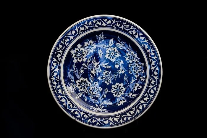 精美蓝色花纹瓷器盘子