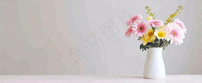 桌面花瓶花束简约情人节花束室内装饰摄影图(1712x704)