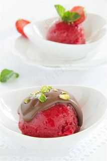盘子里的草莓上的巧克力