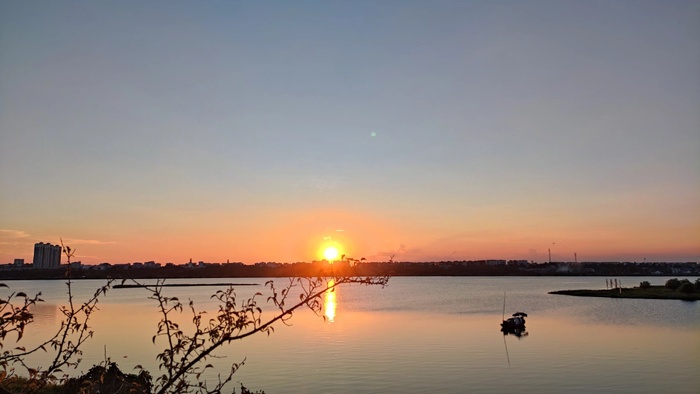 治愈湖边夕阳与渔船