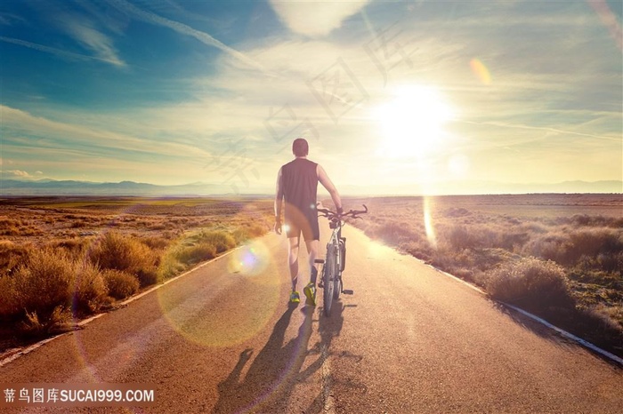 乡间马路骑山地车的男人高清图片