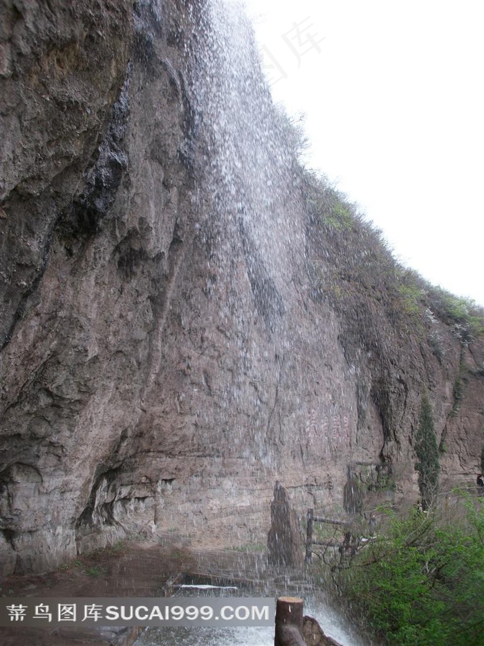 飞流直下瀑布边上的一抹绿