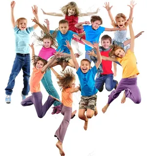 伸出双手跳跃的孩子们高清图片 伸出双手跳跃的孩子们高清图片