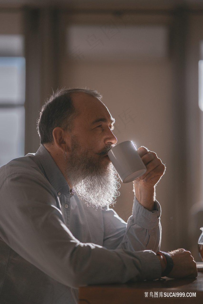 高清逆光中喝水的老人图片