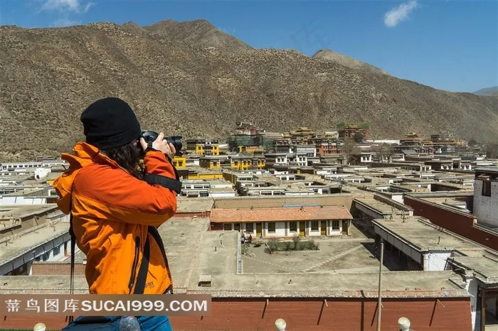 拍摄拉卜楞寺佛学院的红衣少女旅行者