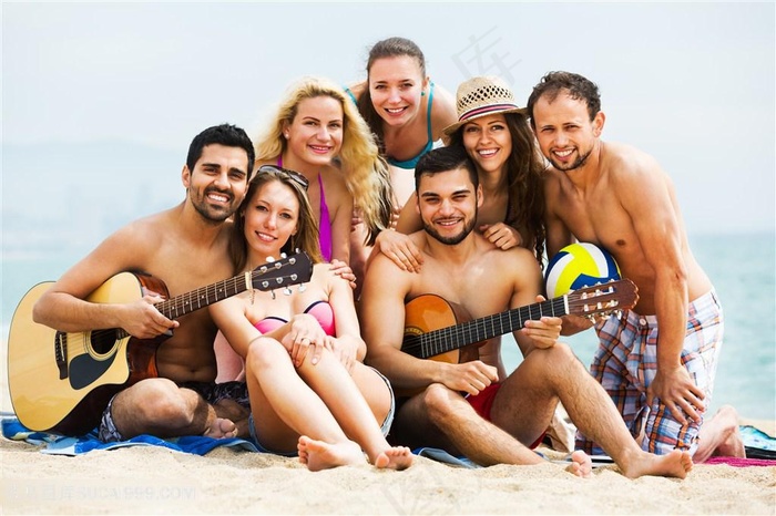 沙滩上开心的年轻人