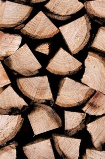 码放整齐的劈开的木材高清图片