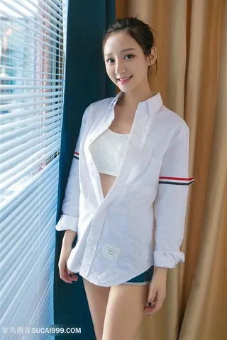 靠在窗户边的*清纯小美女高清图片