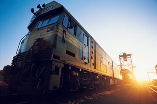 夕阳绿色列车高清图片