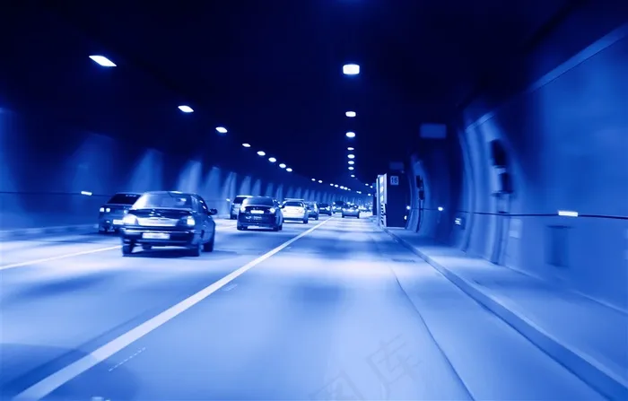 隧道车辆急速行驶朦胧蓝色轿车道路