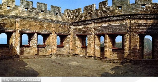 蓝天白云下的残缺城墙