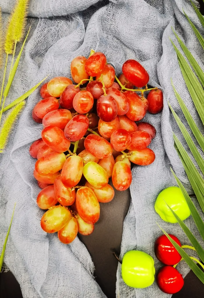 夏季风黑灰色背景红提水果特写海报