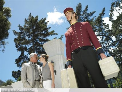 入住星级酒店-在酒店内的夫妻和提行李的服务员