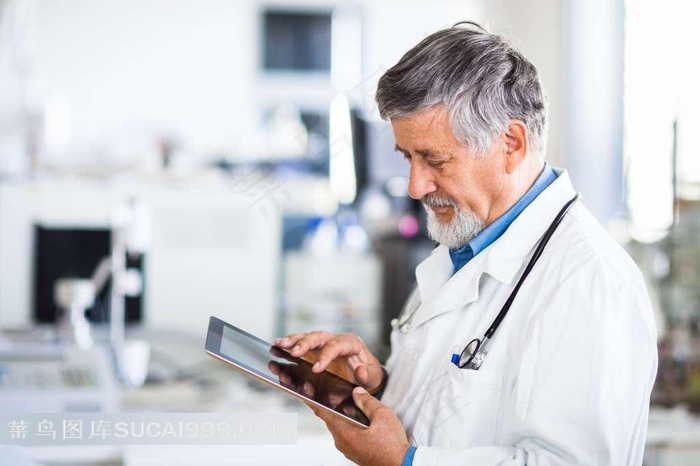 医疗系列 - 拿着掌上电脑的老医生