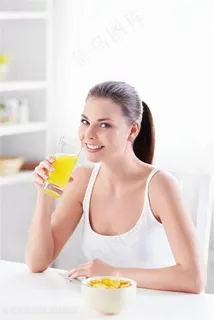 健康美女喝饮料高清图片 健康美女喝饮料高清图片
