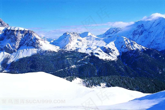 山水剪影广阔的雪山景色