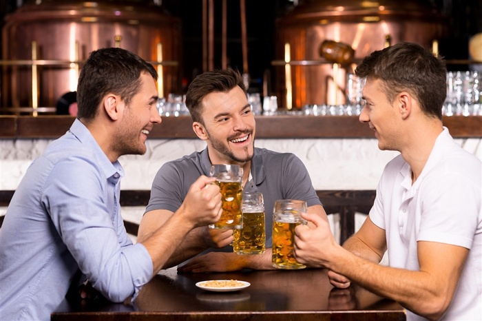 端着啤酒聚会聊天的男人们高清图片