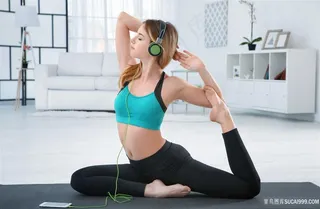 练瑜伽听音乐的少女