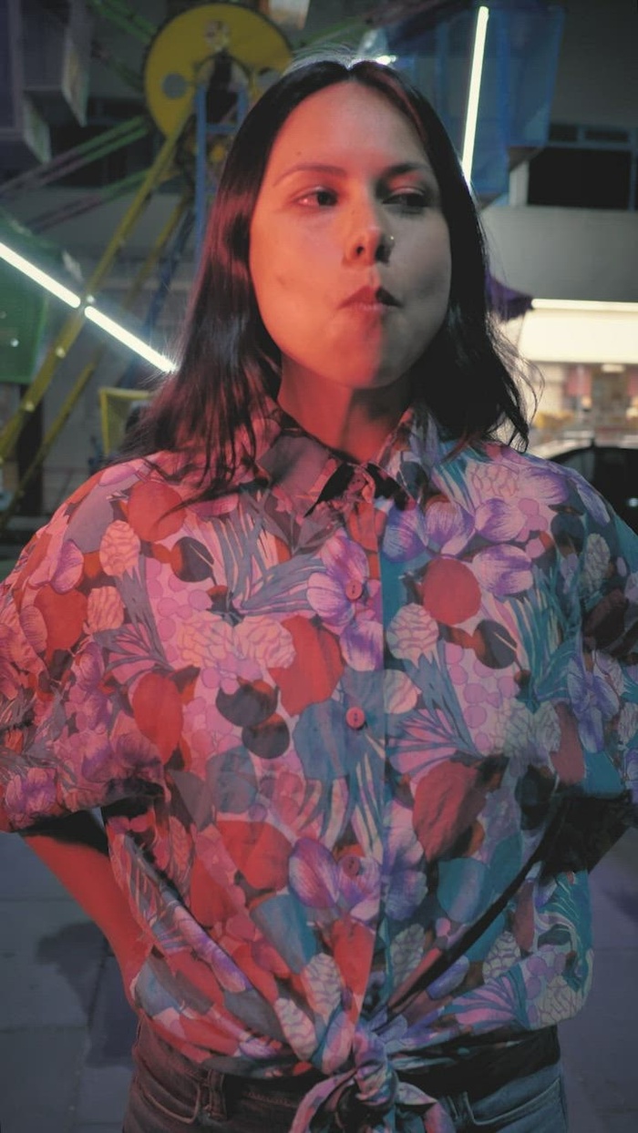 一个女孩在游乐园吹泡泡糖