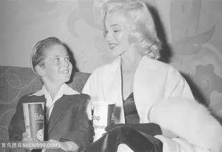 玛丽莲梦露和小孩黑白艺术照