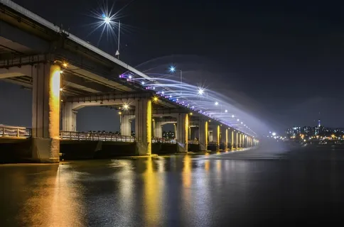 喷泉与桥梁图片