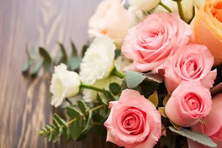 地上放着的一大束鲜花摄影图