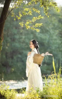 户外甜美可爱的古装古风写真美女图片