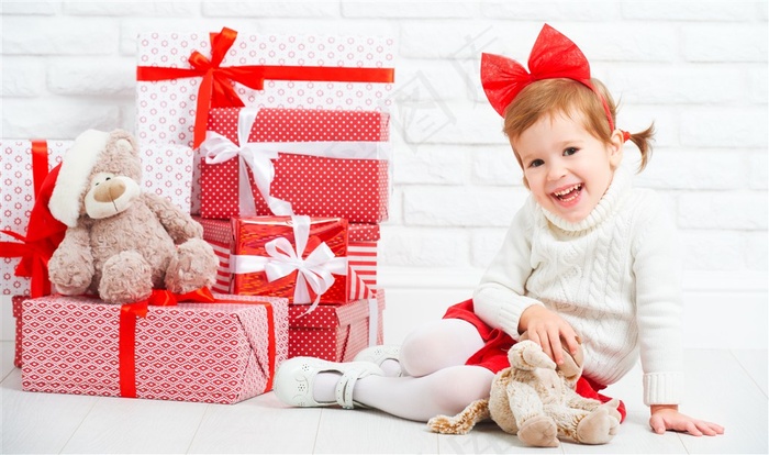 一堆礼物和国外女孩