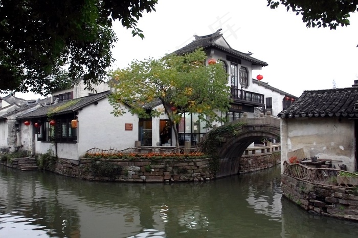 水面上建筑的民宅