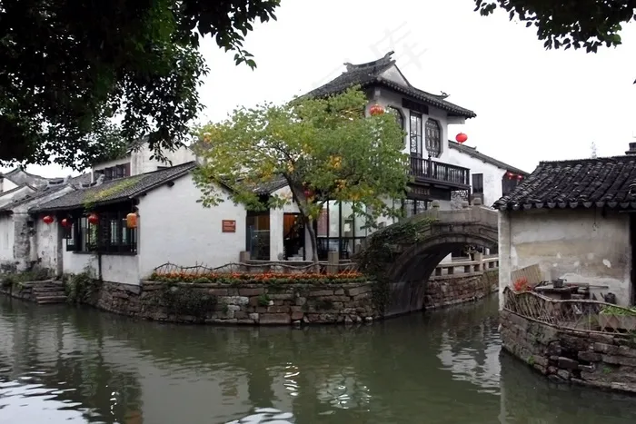 水面上建筑的民宅