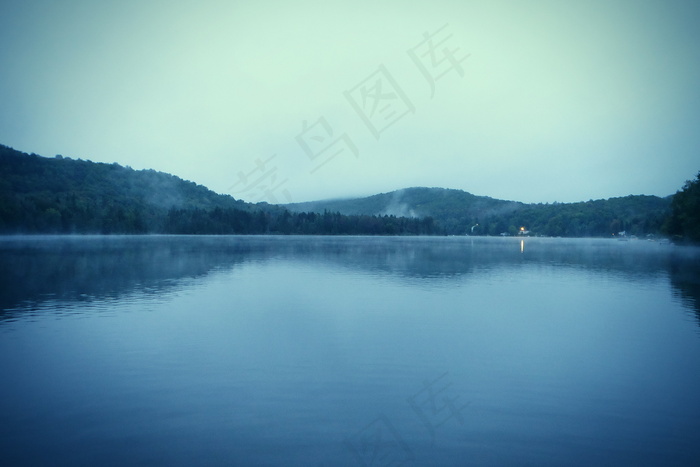 傍晚湖泊风光图片