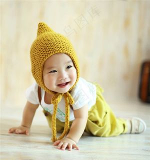 趴在地板上笑的小宝宝