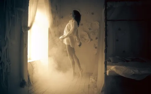 房间窗前踮起脚尖的美女 房间窗前踮起脚尖的美女