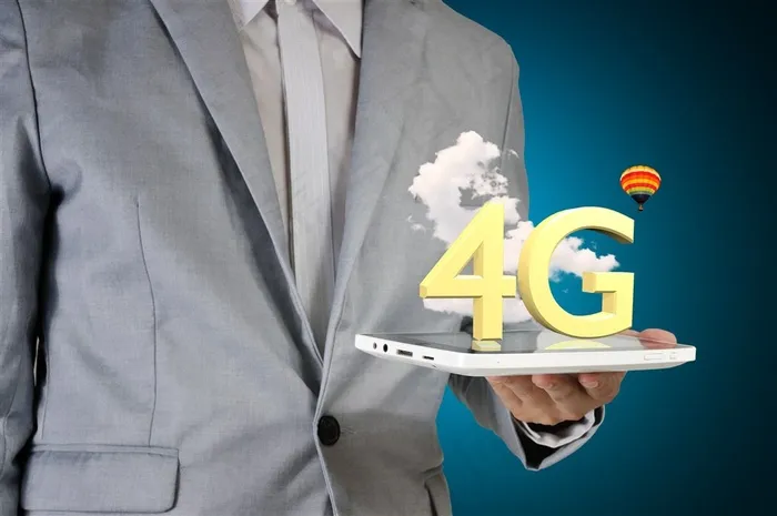 手托着4G立体字母的商务人士