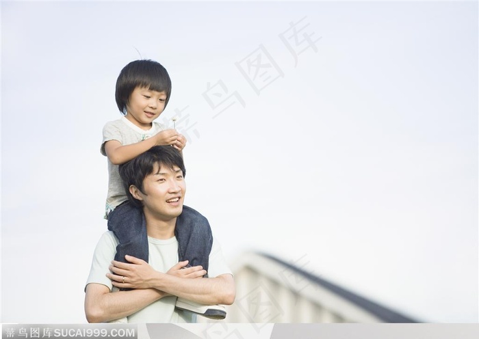 幸福的一家人-在爸爸肩膀上玩蒲公英的男孩