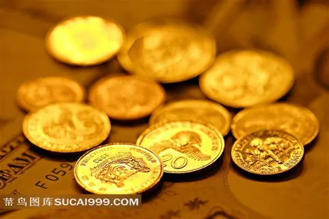 一堆纸币和一堆硬币