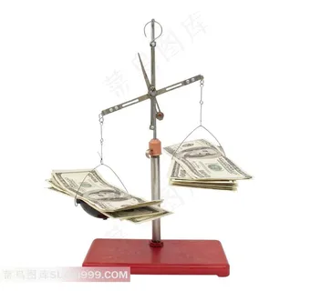 天平上的钞票