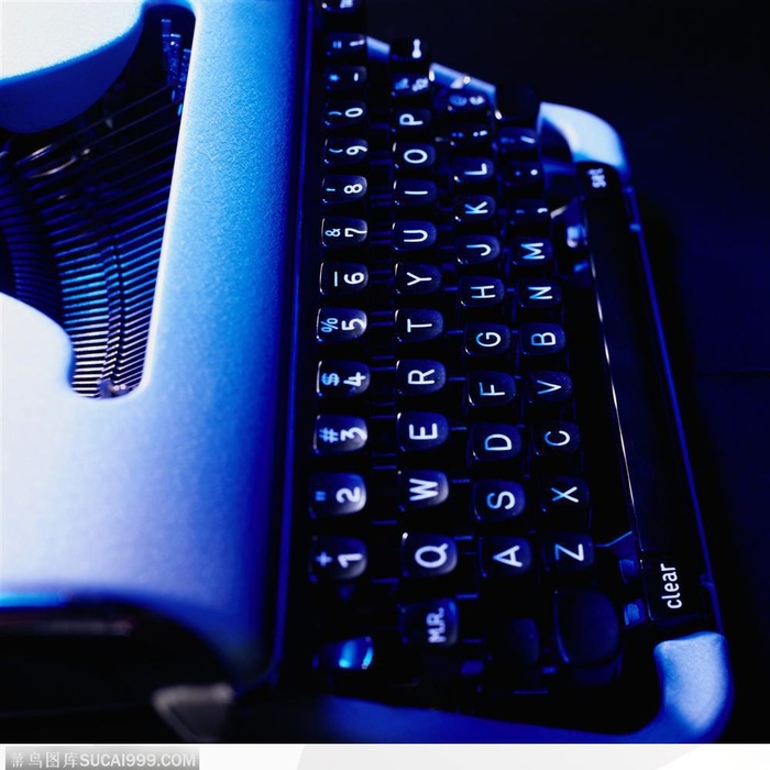 蓝色灯光下的键盘