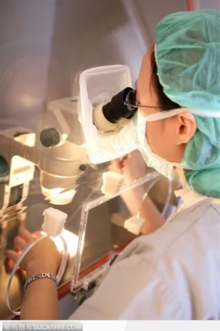 妇产小儿医疗-正在观看显微镜的医生