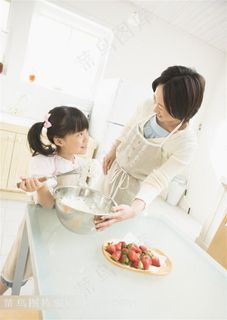 家人动手做蛋糕大图