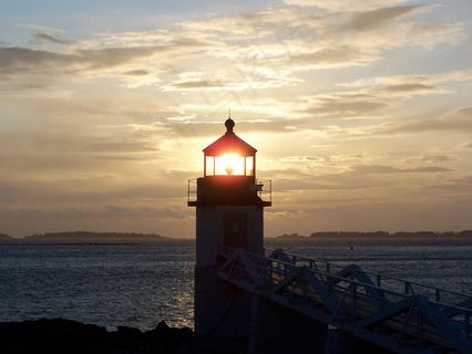 闪着光的灯塔航灯