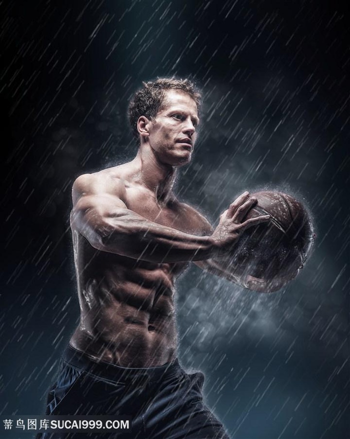 风雨中练习篮球的肌肉男高清
