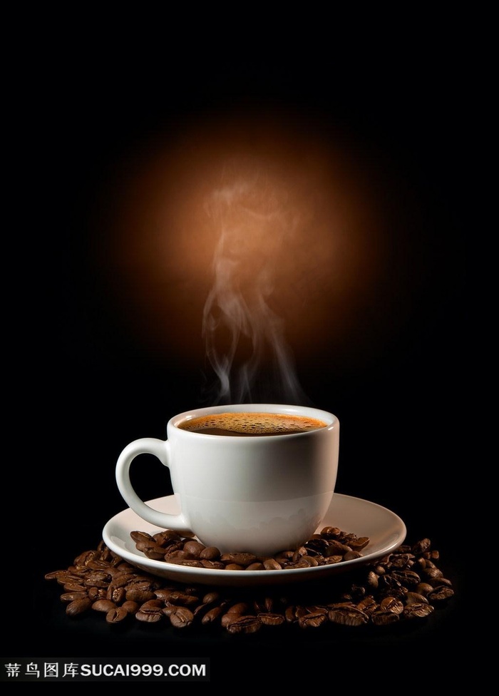 热腾腾的咖啡和咖啡豆(