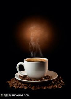 热腾腾的咖啡和咖啡豆(