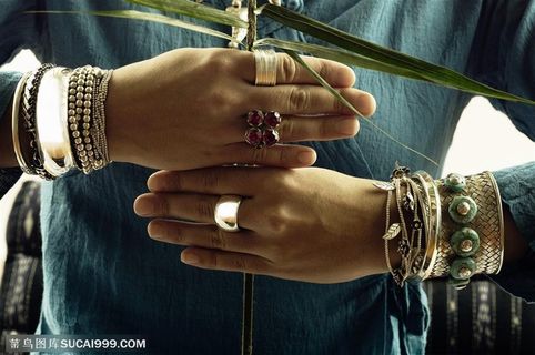 美容保健-带着饰品的手手势特写