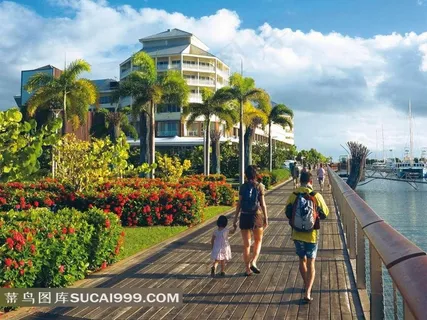 城市海边走路的人物