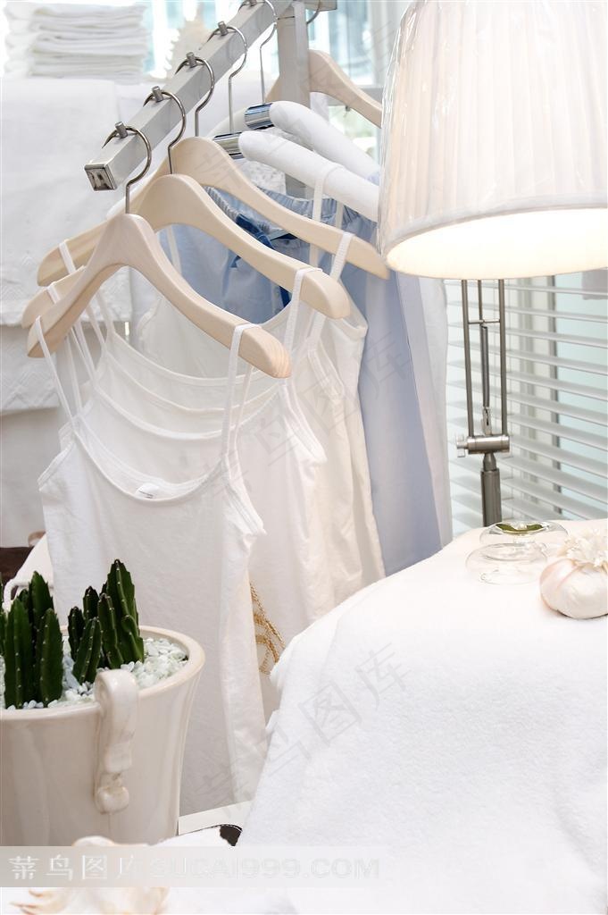 挂着吊带衬衣的晾衣架