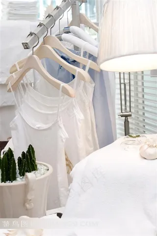 挂着吊带衬衣的晾衣架