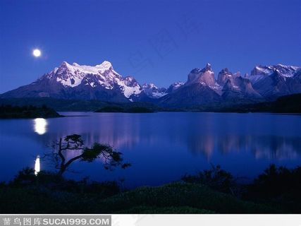 寂静夜晚的湖面