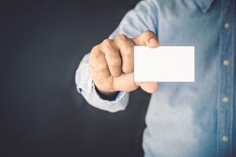拿着空白卡片的商务人士高清图片